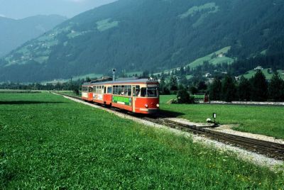 VT 1
VT 1 mit Zug 24 erreicht den Bahnhof Zell am Ziller.
Scan vom Dia
Schlüsselwörter: VT , 1 , Zillertalbahn