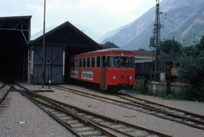 VT 2
VT 2 verlässt die alte Wagenhalle in Jenbach, um mit Zg 25 nach Mayrhofen zu fahren.
Scan vom Dia
Schlüsselwörter: VT , 2 , Jenbach , Zillertalbahn