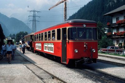 VT 2
VT 2 mit einem Ex-payerbacher Beiwagen als Zug 26 abfahrbereit im Bahnhof Mayrhofen.
Scan vom Dia
Schlüsselwörter: VT , 2 , Mayrhofen , Zillertalbahn