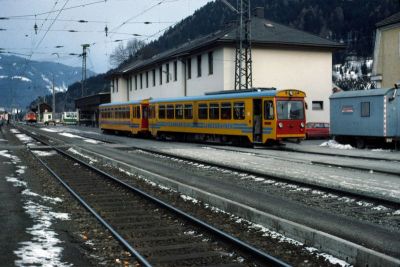 VT 32 + VS 41
Noch im alten Farbschema: VT 32 + VS 41 in Unzmarkt bei der Wende von UT 18 auf UT 19.
Scan vom Dia
Schlüsselwörter: VT , 32 , VS , 41 , Unzmarkt , Murtalbahn