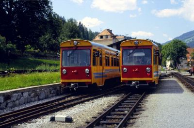 VT 33 und 34
Brandneu präsentieren sich die Triebwagen VT 33 und 34 im Bahnhof Murau 1981.
Scan vom Dia
Schlüsselwörter: VT , 33 , VT , 34 , Murtalbahn , Murau