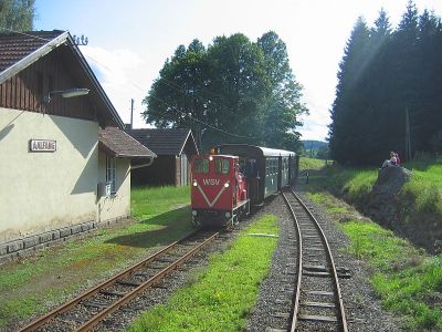 WSV Lok 4
Die WSV-Lok 4 erreicht am Abend des 19.7.2009 mit dem Wackelstein Express die Halte- und Ladestelle Aalfang.
Schlüsselwörter: WSV , Waldviertel , Nordast , Aalfang