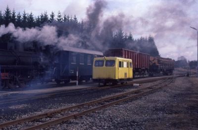 Draisine
Draisine X 614.904 wartet die Kreuzung mit dem morgendlichen Güterzug von Litschau nach Gmünd im Bahnhof Alt Nagelberg ab.
Scan vom Dia
Schlüsselwörter: Draisine , Waldviertel , Nordast , Alt Nagelberg