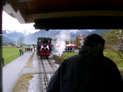 Einfahrt im Maurach an der Achenseebahn, letzter Betriebstag am 25.10.2009
Einfahrt in Maurach an der Achenseebahn, letzter Betriebstag am 25.10.2009, die letzte Bergfahrt
Schlüsselwörter: Achenseebahn , Maurach