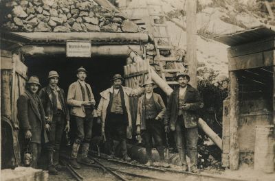 Stollenportal des Steinkohlebergwerks Pramelreith / Pramelreither Eck im Bodingbachtal oberhalb von Lunz (gegenüber H-Lst Holzapfel; ungefähr dort, wo sich heute das Sägewerk Heigl gefindet). Die dort geförderte Kohle wurde über Rampen/Brücken/Schrägaufzüge zur Station Holzapfel geliefert und mit der Ybbstalbahn abtransportiert.
Schlüsselwörter: Ybbstalbahn historisch ; Bergstrecke ; Holzapfel ; Pramelreith ; Bergbau ; Steinkohle