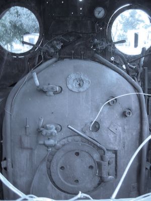 Werkbahnlok 100.9 (785/790 mm; Achsfolge B; Stephenson-Steuerung; WLF 17610/1947) der Österr. Alpine-Montan AG (ÖAM), Hütte Donawitz.
Schlüsselwörter: 100.9 Werkbahn 785 790 WLF ÖAM Donawitz Stephenson-Steuerung Eisenbahnmuseum Schwechat VEF Führerstand