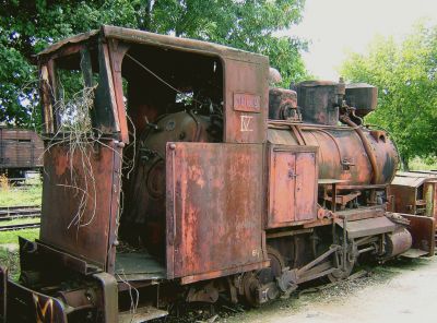 Werkbahnlok 100.9 (785/790 mm; Achsfolge B; Stephenson-Steuerung; WLF 17610/1947) der Österr. Alpine-Montan AG (ÖAM), Hütte Donawitz.
Schlüsselwörter: 100.9 Werkbahn 785 790 WLF ÖAM Donawitz Stephenson-Steuerung Eisenbahnmuseum Schwechat VEF