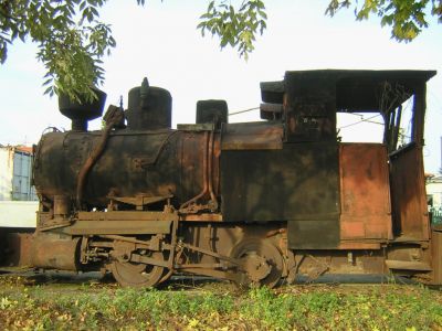 Werkbahnlok 100.9 (785/790 mm; Achsfolge B; Stephenson-Steuerung; WLF 17610/1947) der Österr. Alpine-Montan AG (ÖAM), Hütte Donawitz.
Schlüsselwörter: 100.9 Werkbahn 785 790 WLF ÖAM Donawitz Stephenson-Steuerung Eisenbahnmuseum Schwechat VEF