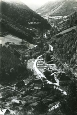 Fotopostkarte "Gaming"
Fotopostkarte "Gaming"; Blick von Hochkienberg Rtg. Gaming (Rtg. W); am rechten Hang sichtbar: Ybbstalbahn-Bergstrecke; Bildmitte: Sägewerk Pockau
Schlüsselwörter: Ybbstalbahn historisch ; Bergstrecke ; Pockau ; Kienberg ; Hochkienberg ; Gaming