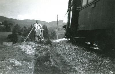 Vermessungsarbeiten an der YB-Bergstrecke (oberhalb v. Bodingbach); Vorbeifahrt Zug v. Lunz n. Kienberg-Gaming; Tfz: BR 498/Uh; 3.-Klasse-Wagen 
Schlüsselwörter: Ybbstalbahn historisch ; Bergstrecke ; Bodingbach ; 498 ; Uh