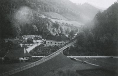 Blick von Hochkienberg auf die Pockaubachbrücke Rtg. WSW
Schlüsselwörter: Ybbstalbahn historisch ; Bergstrecke ; Pockau ; Kienberg ; Hochkienberg ; Gaming