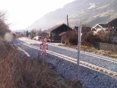 Gleislage im Bahnhof Bramberg vom Erdwall südlich des Bahnhofs in Ri Krimml. Im Rücken des Fotografen lärmte derweil die Gleisstopfmaschine vor sich hin.
