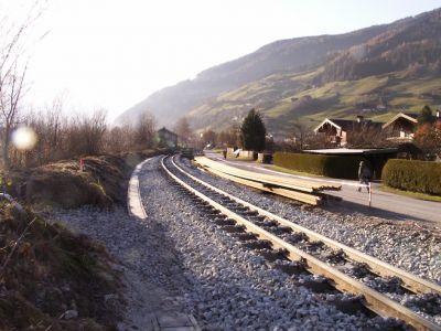 Das Oberbauende noch etwas weiter aus Ri Krimml. Auf künftige Hochwässer scheint man sich gut vorzubereiten, wenn ich die Betonmauern links und rechts der Strecke richtig deute.
