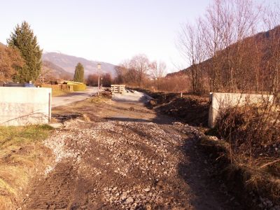 Das Oberbauende noch etwas weiter aus Ri Krimml. Auf künftige Hochwässer scheint man sich gut vorzubereiten, wenn ich die Betonmauern links und rechts der Strecke richtig deute.
