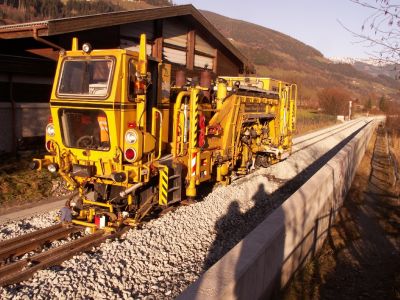 Gleisstopfmaschine einer schwäbischen Gleisbaufirma bei der Arbeit kurz vor der Einfahrweiche Bramberg aus Ri Mittersill
