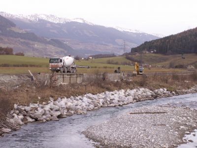 neues Flussbett, neuer Bahndamm
Bis 2005 verlief die Strecke wohl näher an der Brücke. Jetzt ist das Flussbett fast doppelt so breit, nach dem Brückenkopf Richtung Bundesstraße noch eine Überflutungsmöglichkeit vorgesehen, über die das Hochwasser fließen könnte.
