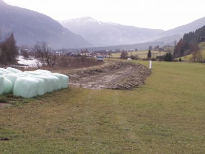 Aus Wiese wird wieder Haltestelle
Vor etwas mehr als vier Jahren befand sich hier die Haltestelle Habachtal, ehe sie bei den Überschwemmungen Anfang Juli 2005 vom Wasser mitgerissen wurde.
