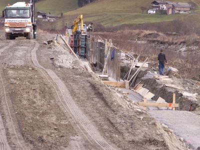 Neue Uferbefestigung
Nach den verheerenden Überschwemmungen baut man jetzt wohl richtig massiven Hochwasserschutz, gibt der Krimmler Ache mehr Raum dem neuen Bahndamm eine gesicherte Zukunft.
