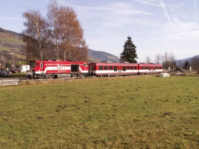 Der mittägliche Schülerzug bei der Einfahrt aus Ri Zell am See bei der Einfahrt in Uttendorf-Stubachtal. Während der beiden Fototage Ende November konnten keinerlei Zugkreuzungen in Uttendorf mehr beobachtet werden.
