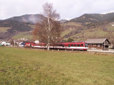 Mittäglicher Schülerzug bei der Einfahrt nach Uttendorf-Stubachtal. Das Wetter passte aber gar nicht zum Aufnahmedatum (etwa 15°, Sonnenschein, Ende November)
