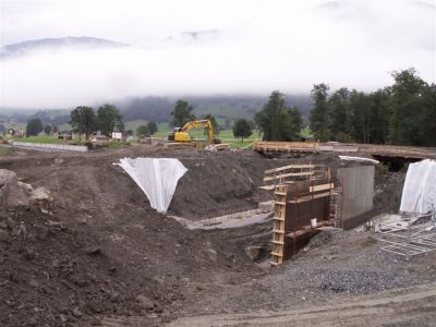 Bauarbeiten in Uttendorf-Manlitzbach
Direkt nebeneinander entstehen eine neue Straßenbrücke und die Eisenbahnbrücke für die neue Trasse über den Manlitzbach. Auf der gegenüber liegenden Seite ist bereits die künftige Bahnsteigkante erkennbar.
Schlüsselwörter: SLB