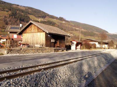 Wartehalle und (ehemaliger?) Güterschuppen im neuen Bahnhof Bramberg.
