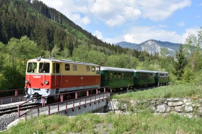 Natianalparkzug bei Heizkraftwerk Wald
