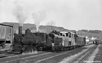 Überholung in Steinbach-Großpertholz
2091.02 mit Personenzug überholt Arbeitszug mit 399.02
Retina IIc, Ilford PanF
Schlüsselwörter: Waldviertel, Südast, 2091.02, 399.02