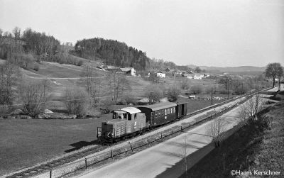 2091.02 bei Steinbach-Großpertholz
2091.02 mit Personenzug von Gmünd bei Steinbach-Großpertholz
Schlüsselwörter: Waldviertel, Südast, 2091.02