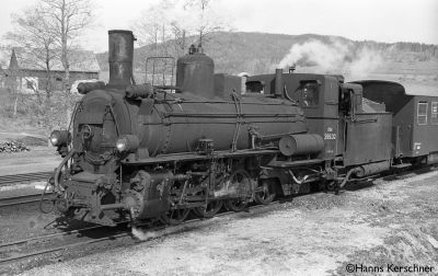 399-02_Steinbach_GP_18_Mai_1982rm.jpg
399.02 mit Arbeitszug in Steinbach-Großpertholz
Retina IIc, Ilford PanF
Schlüsselwörter: Waldviertel, Südast, 399.02