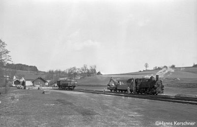 399.02 in Steinbach-Großpertholz
399.02 mit Arbeitszug in Steinbach-Großpertholz
Retina IIc, Ilford PanF
Schlüsselwörter: Waldviertel, Südast, 399.02