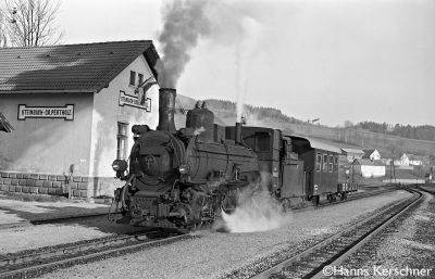 399-02_Steinbach_GP_2rm_3Mai1982.jpg
399.02 mit Arbeitszug in Steinbach-Großpertholz
Schlüsselwörter: Waldviertel, Südast, 399.02