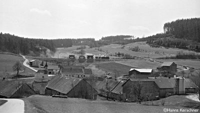 399.06 bei Roßbruck
399.06 mit Güterzug bei Roßbruck
Schlüsselwörter: Waldviertel, Südast, Roßbruck, 399.06, Mh6