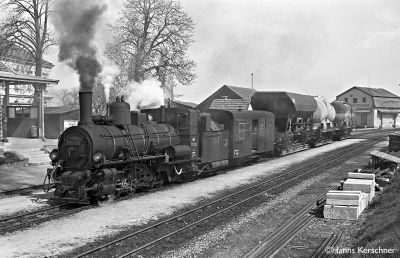 399.06 in Weitra
399.06 mit Güterzug im Bahnhof Weitra
Schlüsselwörter: Waldviertel, Südast, 399.06, Mh6