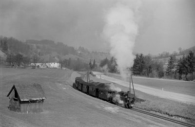 Steyrtalbahn
VEF-Sonderfahrt
eigentlich war auf dem Photo auch ein Auto und ein Photograph im Alarmstart....
Schlüsselwörter: 298.104