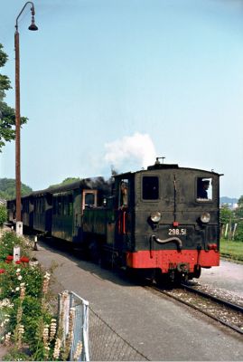 Steyrtalbahn
Kamera: Exakta-Varex IIa
Film: Agfacolor CT18
Scan: Nikon Supercoolscan 5000 ED

Nachbearbeitung: Adobe Photoshop CS4 - CameraRaw 5.6

Bemerkung: Es war praktisch keine Nachbearbeitung nötig, der Film (in Toronto entwickelt) sieht aus wie neu.
