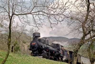 Zug0364.jpg
83-066 bei Ustikolina nahe Foca im Drinatal; Retina IIc, Orwochrome UT18
Schlüsselwörter: 83-066, Bosnische Ostbahn