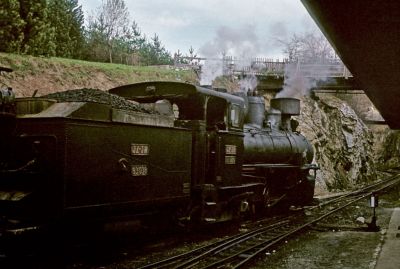 Zug0367.jpg
83-009 in Miljevina; Retina IIc, Orwochrome UT18. Das Foto führte in weiterer Folge zur Verhaftung in Foca, einer längeren Vernehmung auf der Polizei und schließlich zu einem gemütlichen Umtrunk in einem Cafe in der Nähe der Polizeistation mit Dolmetscher und Polizisten.
Schlüsselwörter: 83-009, Bosnische Ostbahn