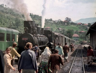 Zug0370a.jpg
83-102 mit Zug nach Foca im Bahnhof Ustipraca; Exakta Varex IIa, Agfacolor CT18
Schlüsselwörter: 83-102, Bosnische Ostbahn