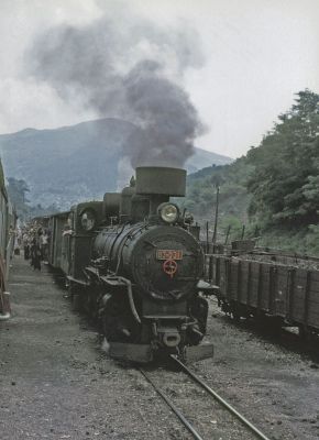 Zug0374.jpg
83-031 mit Zug aus Miljevina im Bahnhof Foca; Exakta Varex IIa, Agfacolor CT18
Schlüsselwörter: 83-031, Bosnische Ostbahn