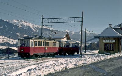 Zug0392.jpg
Stubaitalbahn - Zug nach Innsbruck an einem Spätnachmittag im Februar; Retina IIc, Agfacolor CT18
Schlüsselwörter: Stubaitalbahn