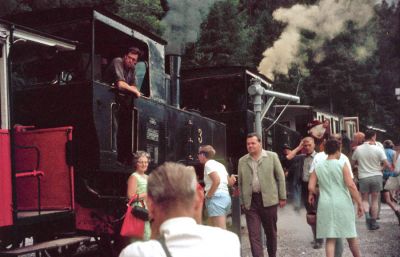 Zug0435.jpg
Achenseebahn 1 + 3 in Seespitz
Exakta Varex IIa, Agfacolor CT18
Schlüsselwörter: Achenseebahn