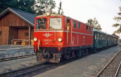 Zug0450.jpg
2095.11 in Mittersill. Konnte von Piesendorf bis Mittersill auf der Lok mitfahren, außerdem gab es sie einmal von Liliput.
Retina IIc, Agfacolor CT18
Schlüsselwörter: Pinzgaubahn, 2095.11