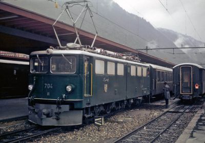 Zug0527.jpg
Ge 6/6 II 704 "Davos" in Chur
Retina IIc, Kodachrome X
Schlüsselwörter: RhB, Ge 6/6 II