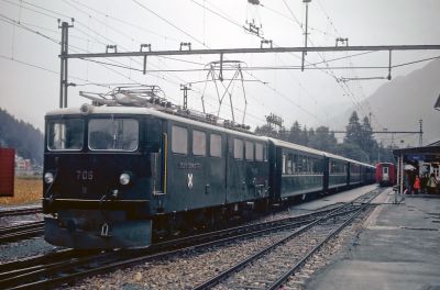 Zug0529.jpg
Ge 6/6 II "Disentis / Mustèr" in Ilanz,
Retina IIc, Kodachrome X
Schlüsselwörter: RhB, Ge 6/6 II