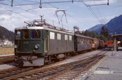 Zug0530.jpg
Ge 4/4 I 609 "Linard" in Ilanz (Vorderrheintal),
Retina IIc, Kodachrome X
Schlüsselwörter: RhB, Ge 4/4 I