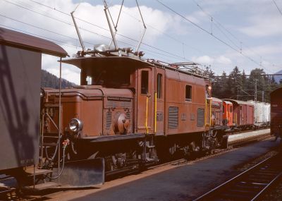 Zug0532.jpg
RhB Ge 6/6 I 414 auf der Vorderrheintallinie in Ilanz,
Retina IIc, Kodachrome X
Schlüsselwörter: RhB, Ge 6/6 I