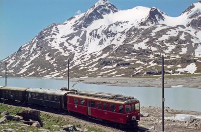 Zug0547.jpg
Berninabahn am Paß mit Lago Bianco im Hintergrund. Damals lag im Juni noch viel Schnee...
Exakta Varex IIa, Agfacolor CT18
Schlüsselwörter: RhB, Berninabahn, ABe 4/4 II