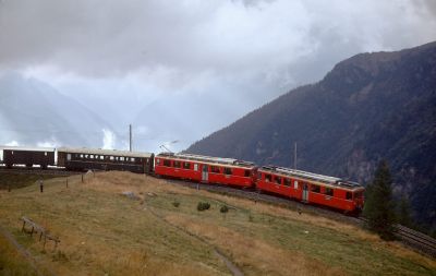 Zug0548.jpg
Talfahrender Zug mit 2 mal ABe 4/4 II in Alp Grüm
Retina IIc, Kodachrome X
Schlüsselwörter: RhB, Berninabahn, ABe 4/4 II