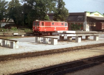 2095 in Obergrafendorf
Wieder ein Schnappschuss aus dem Zug in Ober Grafendorf. Ebenfalls mit einer Kodak Instamatic Pocket Kamera.
Schlüsselwörter: 2095, Ober Grafendorf